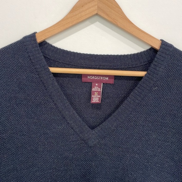 Nordstrom 100% Extra Fine Merino Wool Sweater Mens Size M Solid Classic V-Neck - Picture 2 of 10